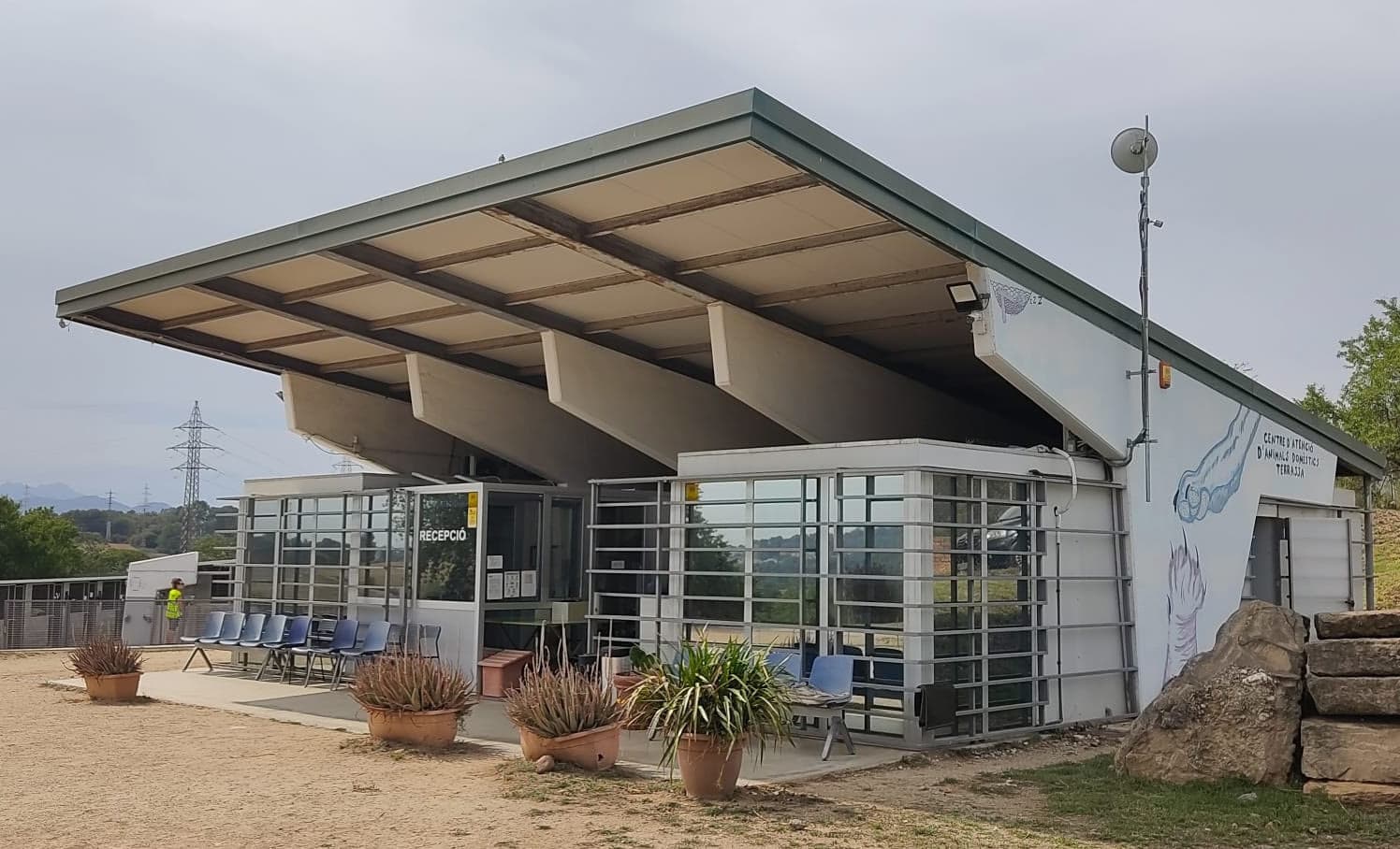 Edificio del Centre d'Atenció d'Animals Domèstics de Terrassa, con su recepción y zona de acogida